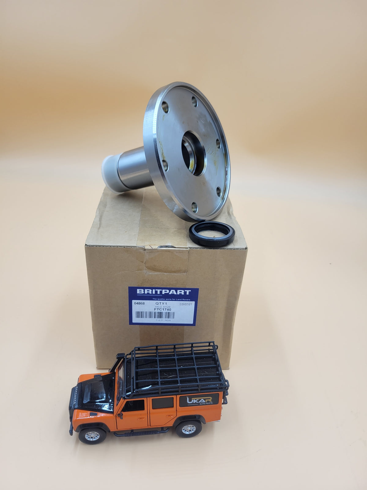 LR DEFENDER 94- 110'/130' REAR SUSPENSION HUB STUB AXLE FTC1740