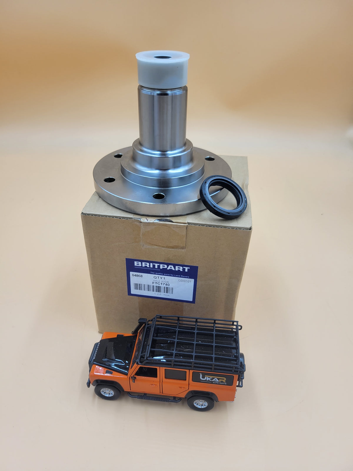 LR DEFENDER 94- 110'/130' REAR SUSPENSION HUB STUB AXLE FTC1740