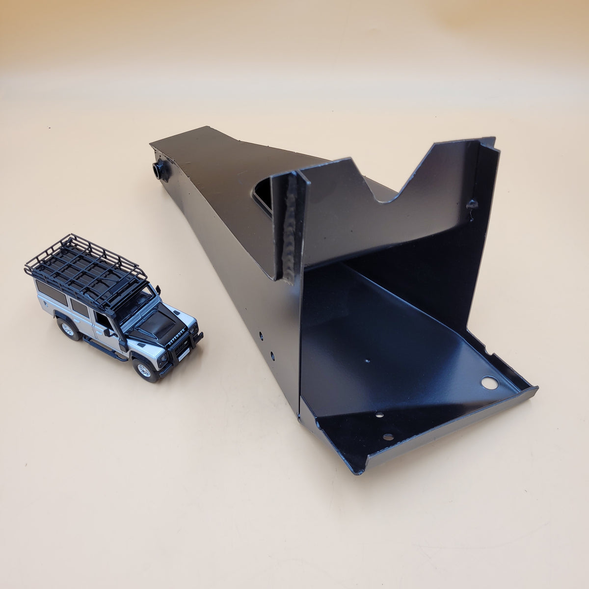 LR DEFENDER Front Right Bulkhead Outrigger STC8354