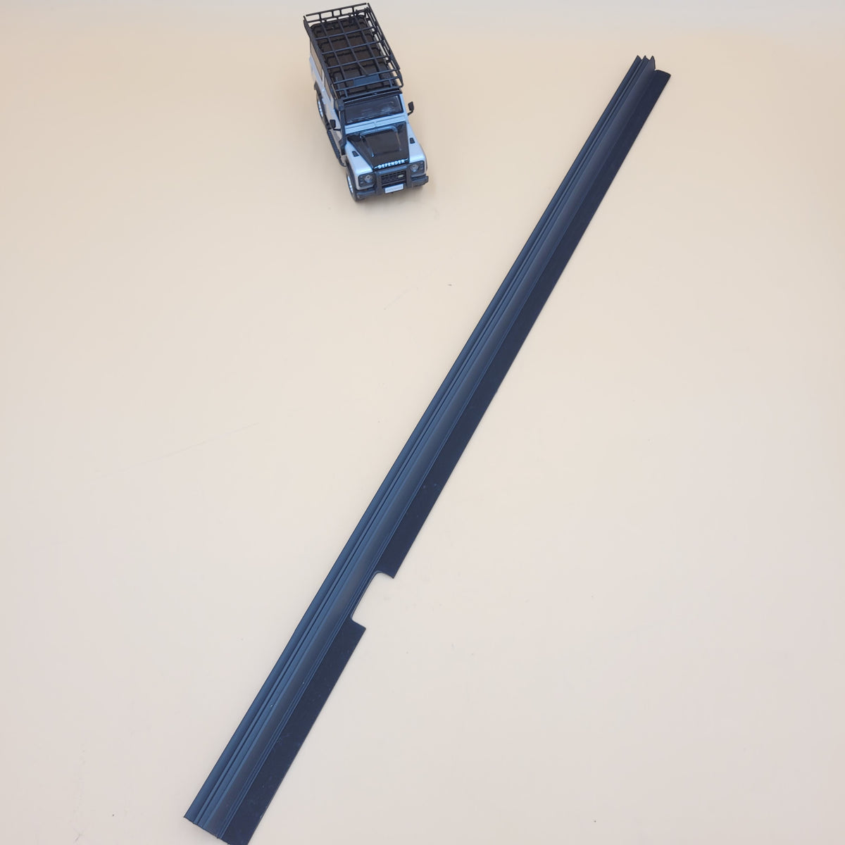 LR DEFENDER -16 Middle/Rear Side Door RH Outer Waist Seal ALR5982