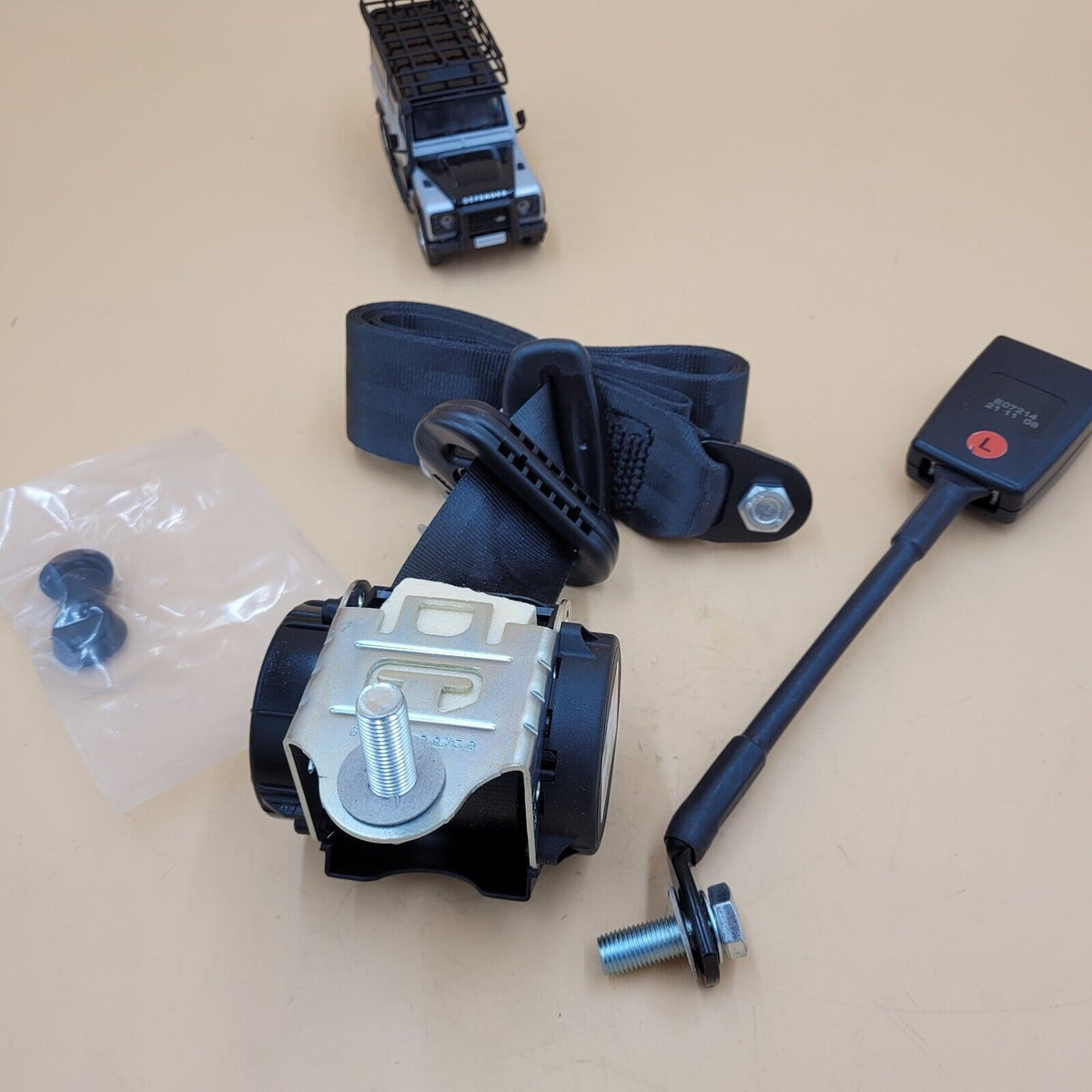 LAND ROVER FRONT SEAT BELT KIT LEFT DEFENDER 87-15 MXC5493