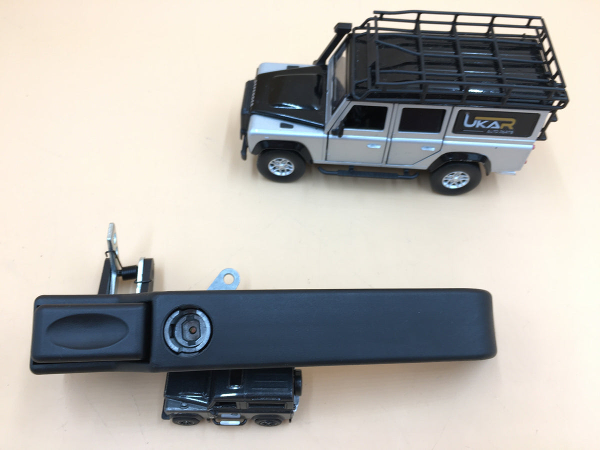 LR DEFENDER -02 Front RH Black Handle Part MXC7652