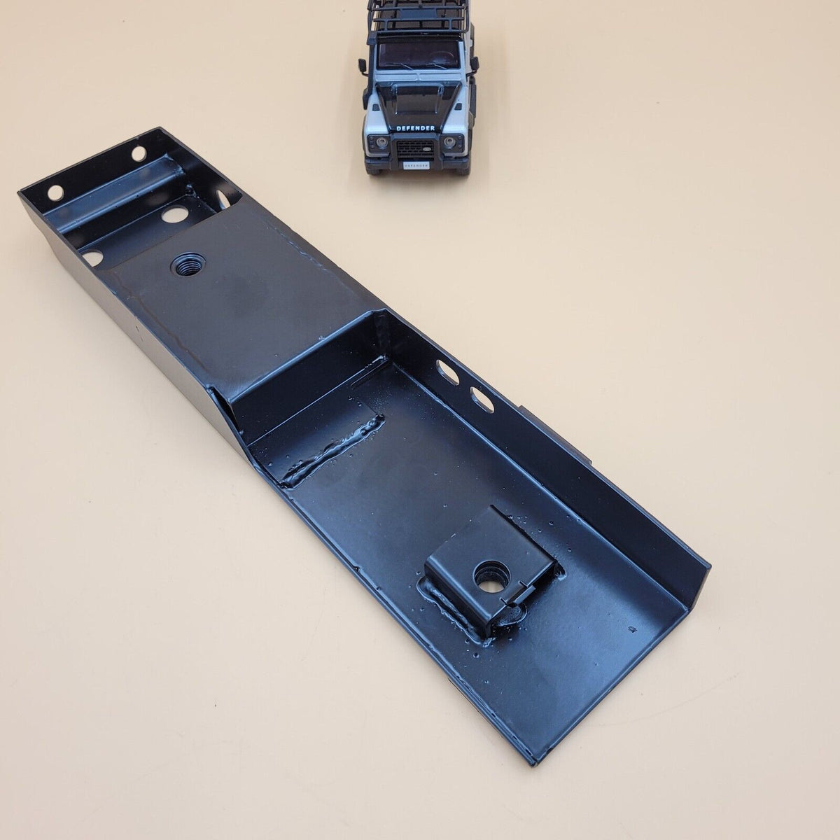 LR DEFENDER RH BRACKET-REAR SEAT BELT ANCHORAGE MXC3282