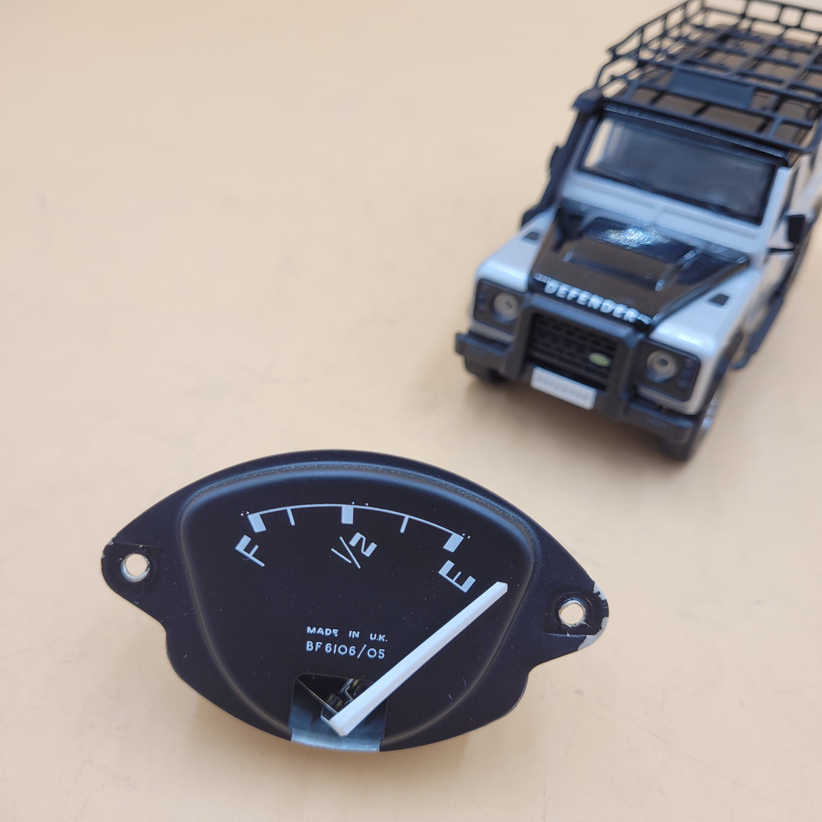 LR SERIES 67-84 OEM FUEL GAUGE 555835