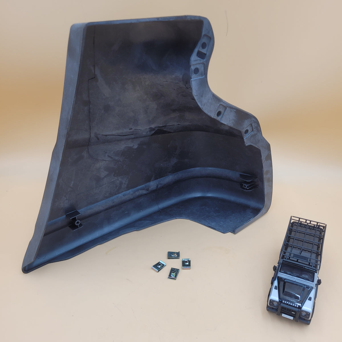 LR DISCOVERY I RH FR Bumper Black End Cap AWR2988PMD