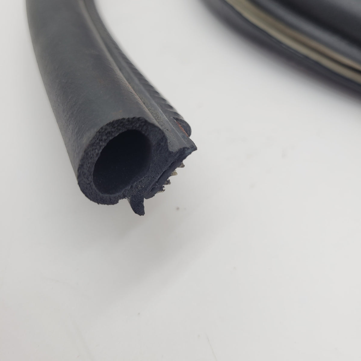 LR DEFENDER REAR LOAD/TAIL DOOR SEAL LR044314