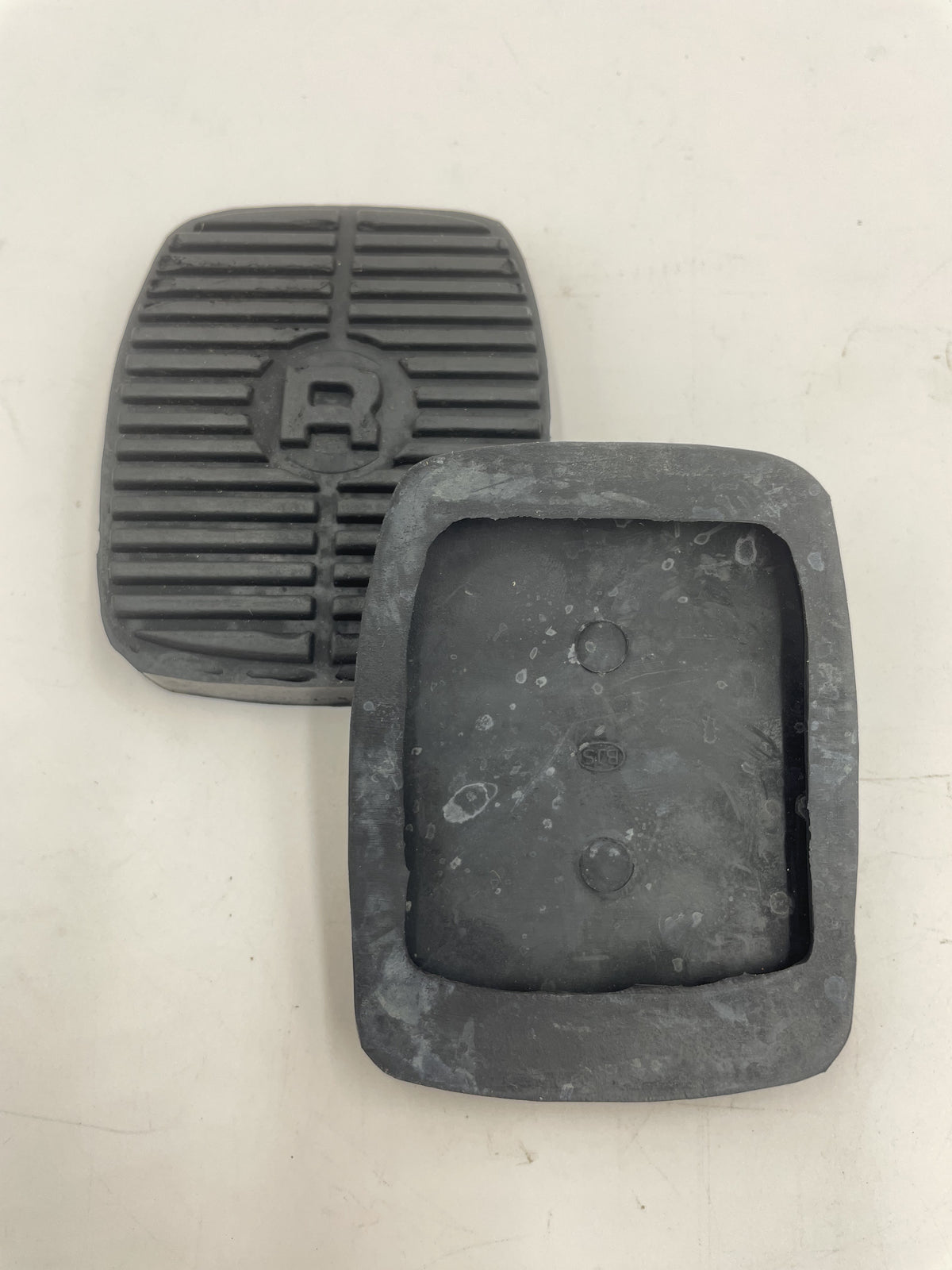 Land Rover Discovery 1 / Discover 2 Rang Rover Classic pair of brake clutch pedal rubbers part 575818