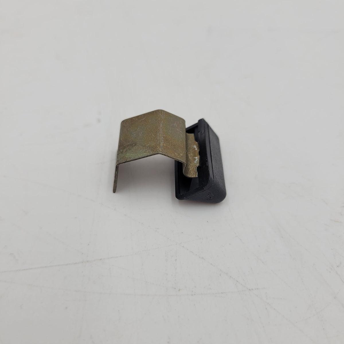 LR DISCOVERY I/II / RR Classic Button Window Guide Part CUC100140G