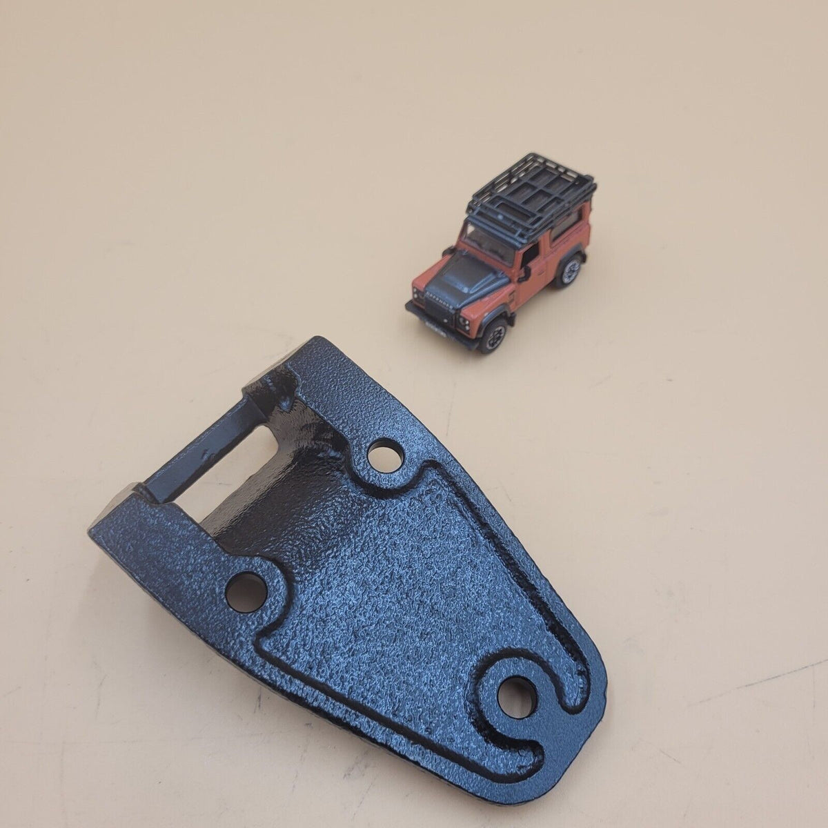 LR DEFENDER up to -16 Bonnet Hinge AHU710010