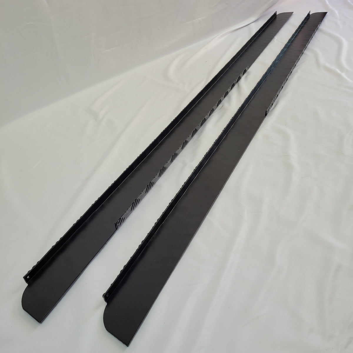 LR DEFENDER 110" 2mm Black Aluminum Sill Protector LR76B