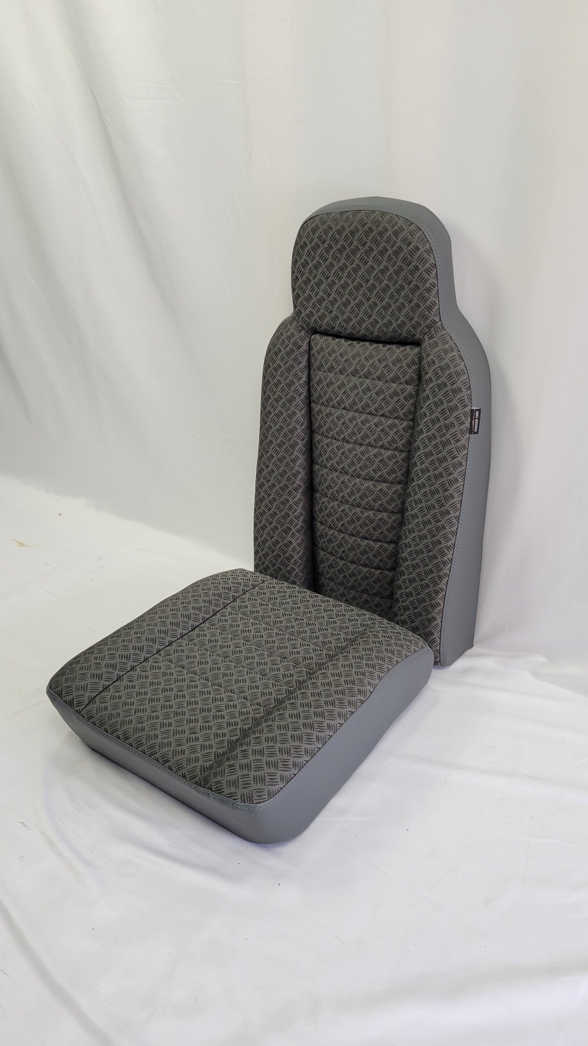 Land Rover Seat HiBack Sec Row Techno Part BA2405T EXT350-TC