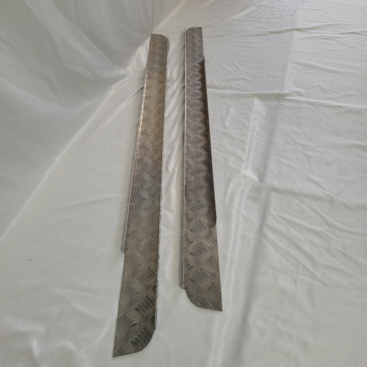 Land Rover Defender 90 Chequer plate Sill Protector Silver LR75