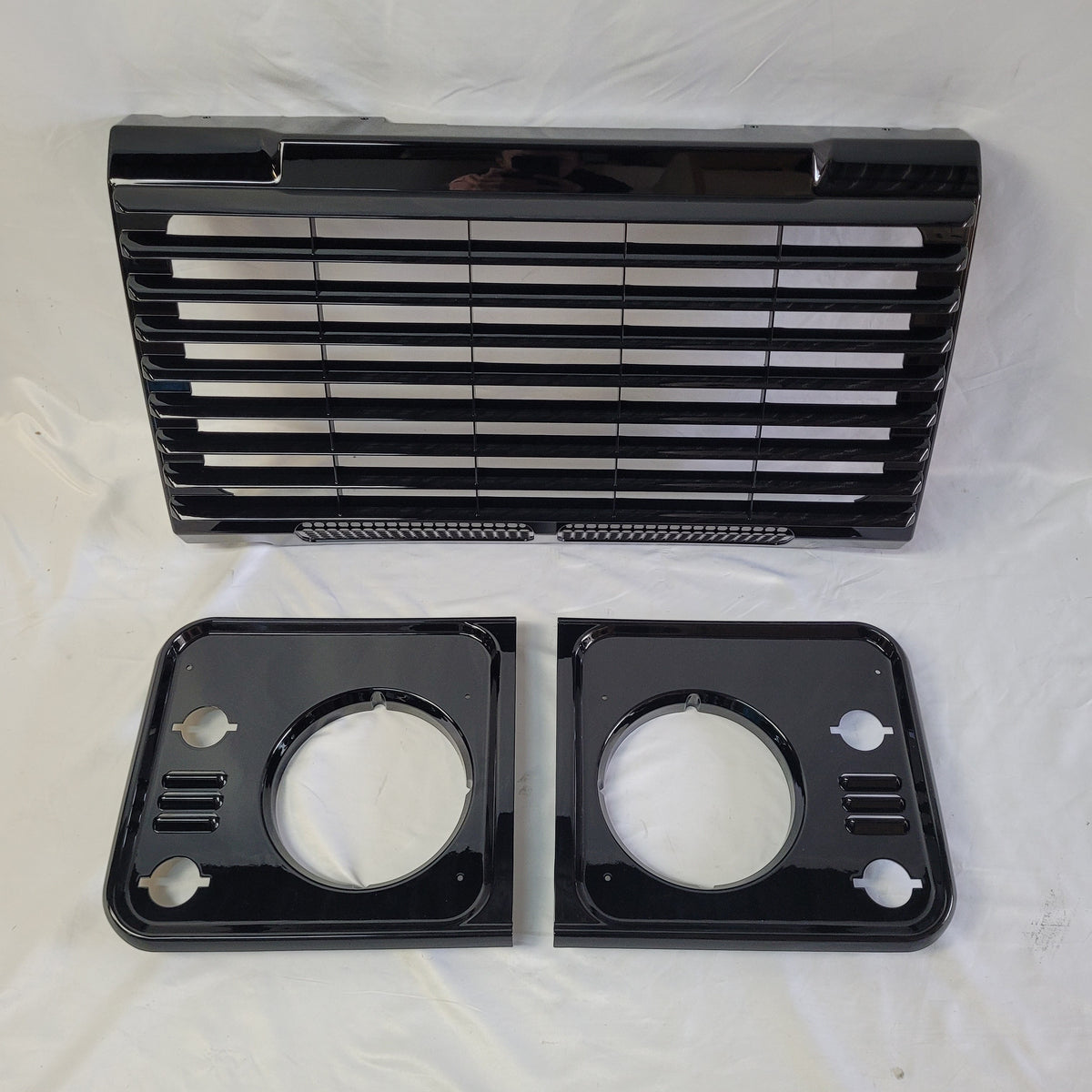 DEFENDER Upgraded Grille & Headlight Surround Set Gloss BLACK LR008362UKB