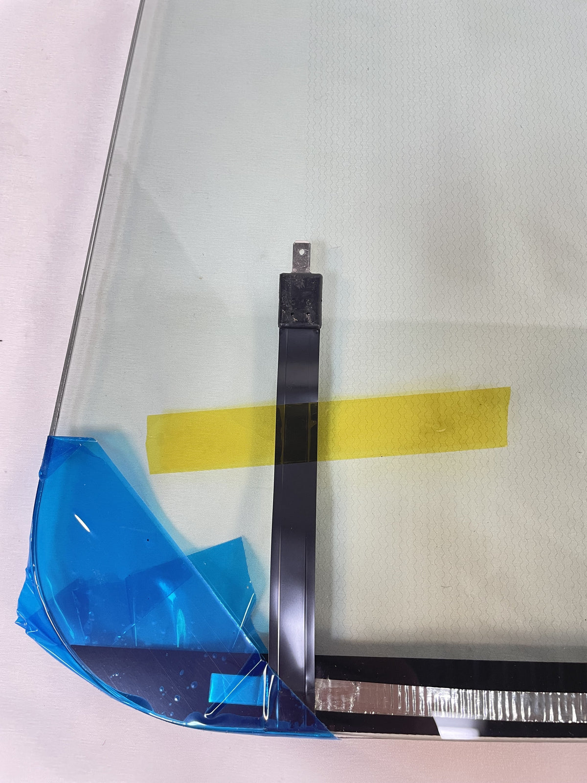 LR DEFENDER - 2016 Heated Windscreen Tinted With Fitting KIT LR058447 & DA1400