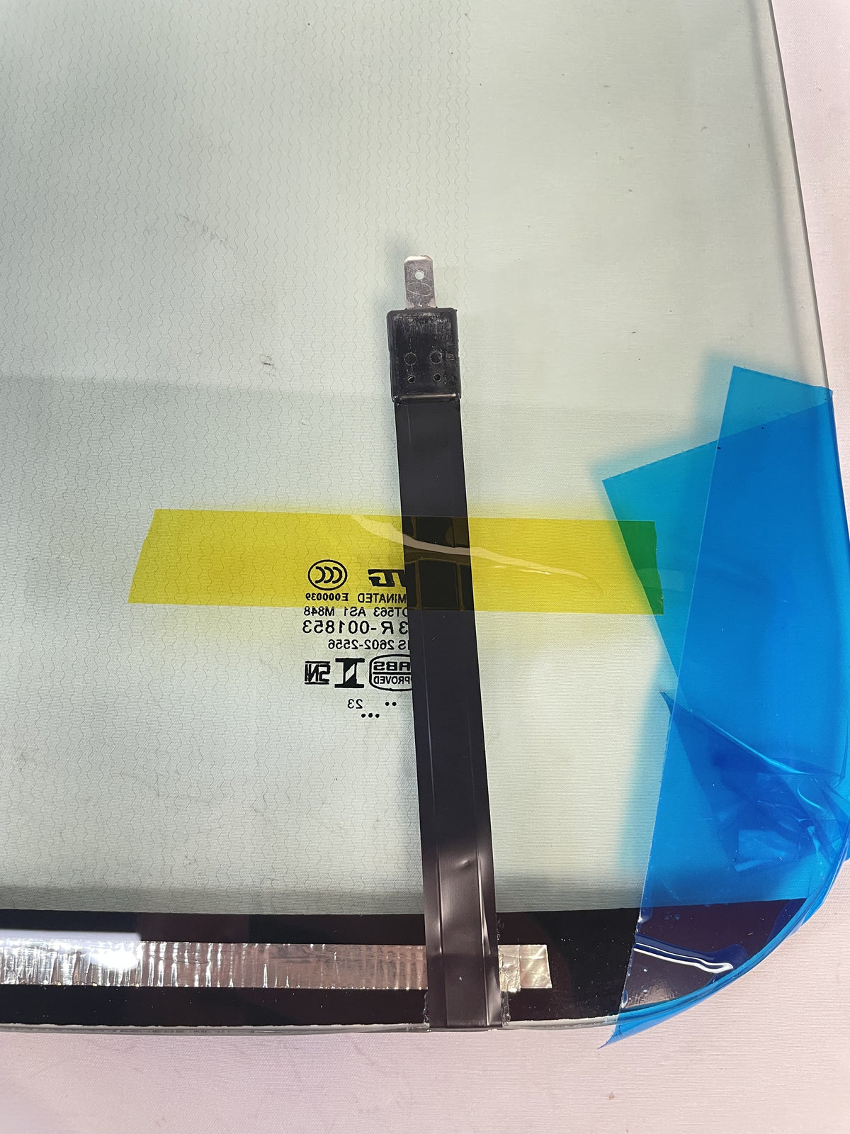 LR DEFENDER - 2016 Heated Windscreen Tinted With Fitting KIT LR058447 & DA1400
