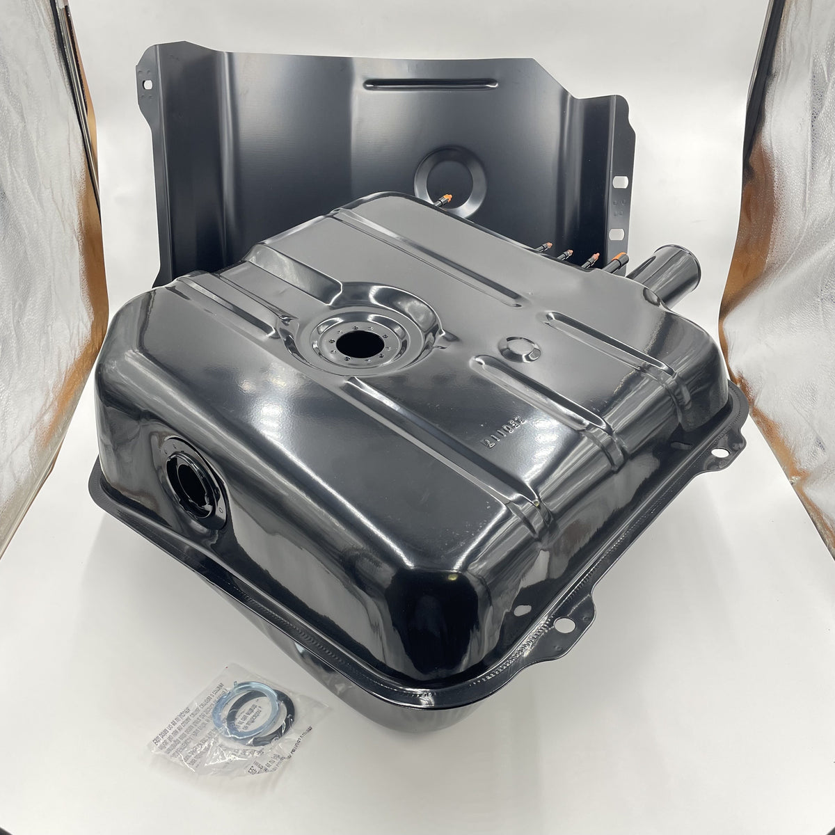LR DEFENDER RR CLASSIC FUEL TANK WITH CRADLE JM-99153 / NTC4553 / ESR2000