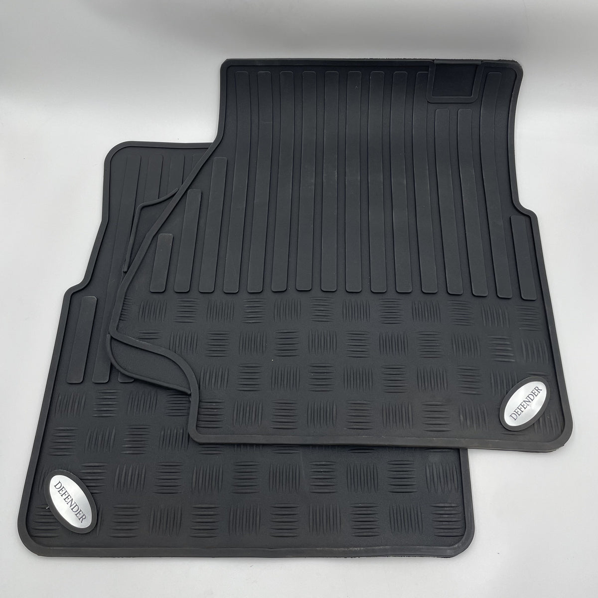 LR DEFENDER -07 Front Rubber Mat Set VPLDS0674AF One emblem cracked !