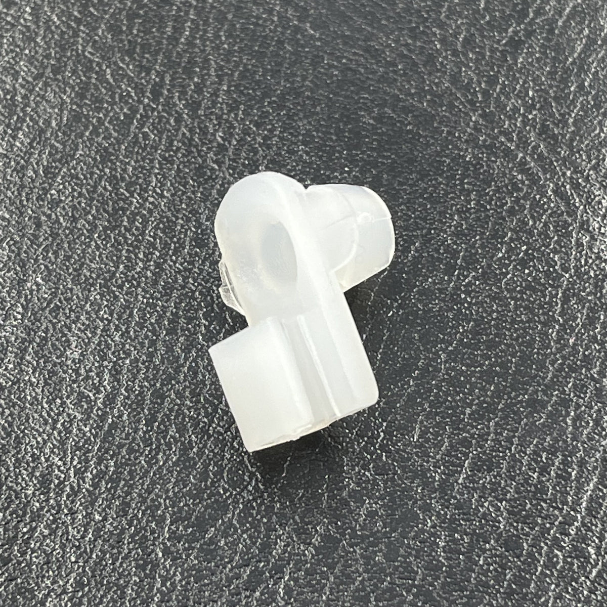 Land Rover Defender 90 / 110 / 130 Door Drop Glass Runner Clip Part STC4787