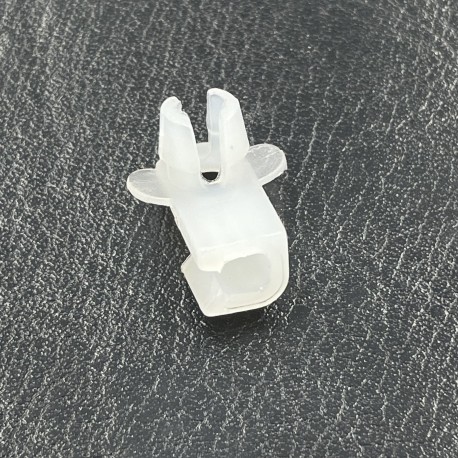 Land Rover Defender 90 / 110 / 130 Door Drop Glass Runner Clip Part STC4787