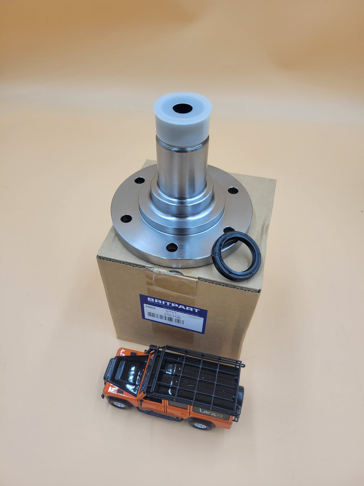 LR DEFENDER 94- 110'/130' REAR SUSPENSION HUB STUB AXLE FTC1740