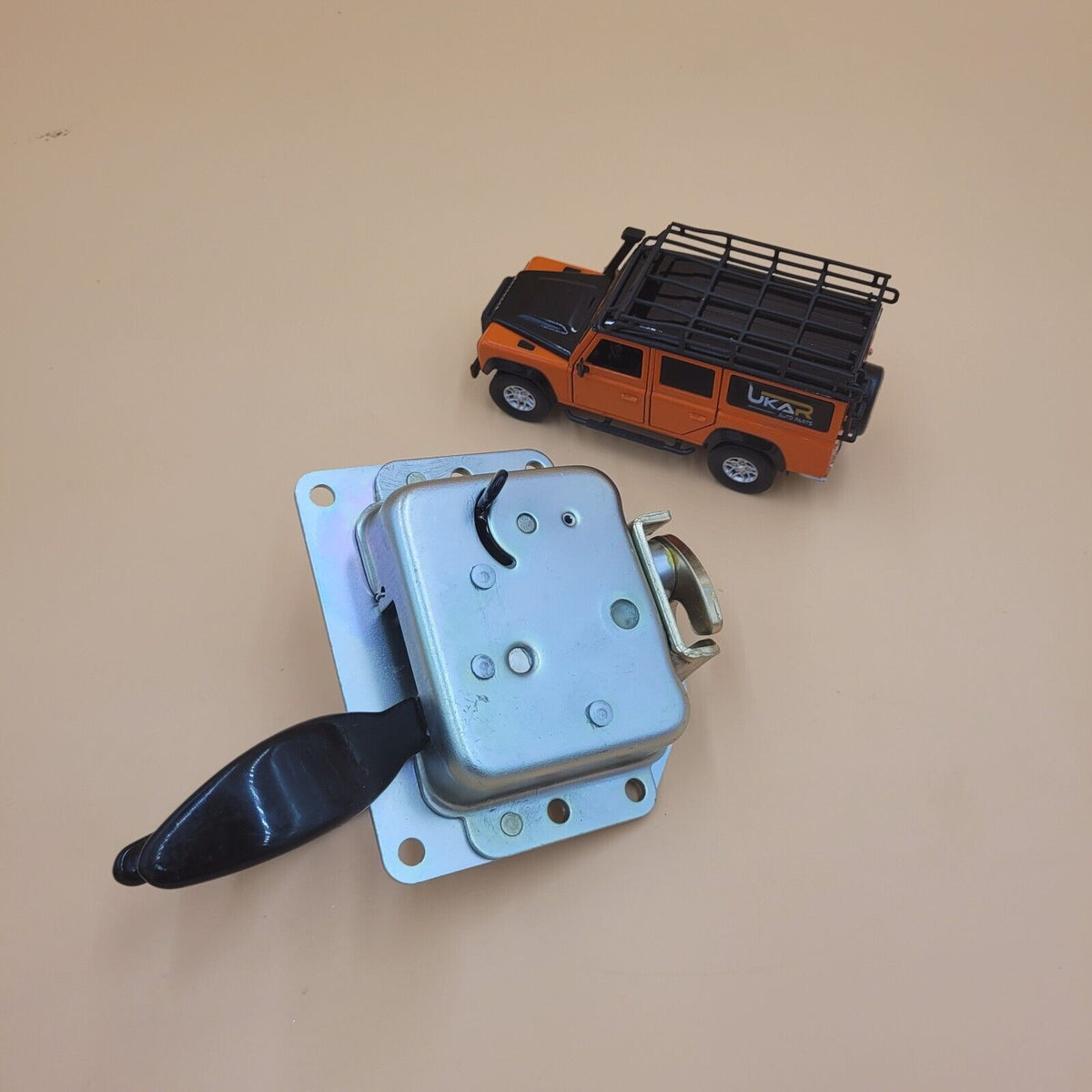 LR SERIES DEFENDER -06 Front Right Door & Rear End Safari Door FQJ103840