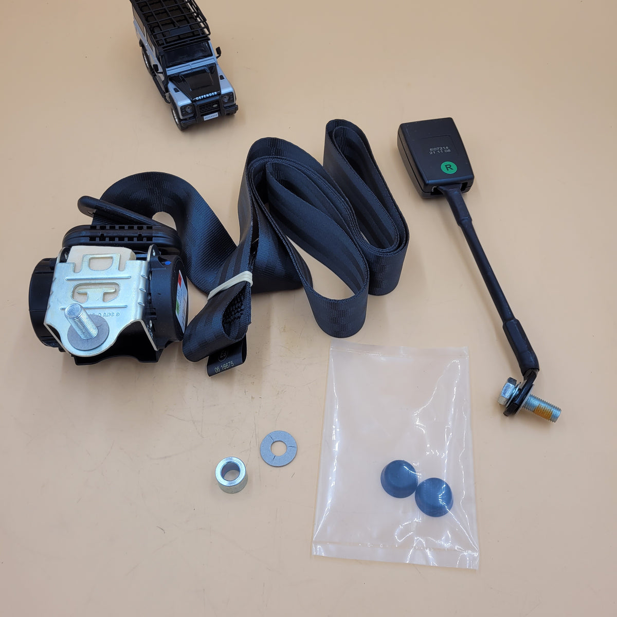 LR SERIES Early DEFENDER 87- Front Right Hand Seat Belt Kit MXC5492