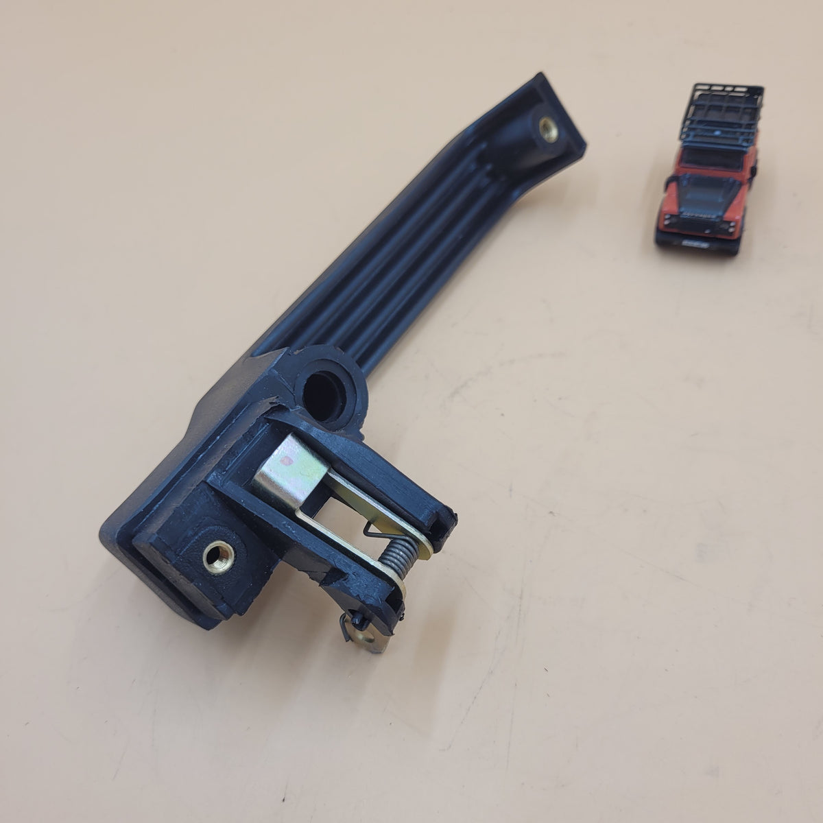 LR DEFENDER -16 Rear Right Handle Part LR066529