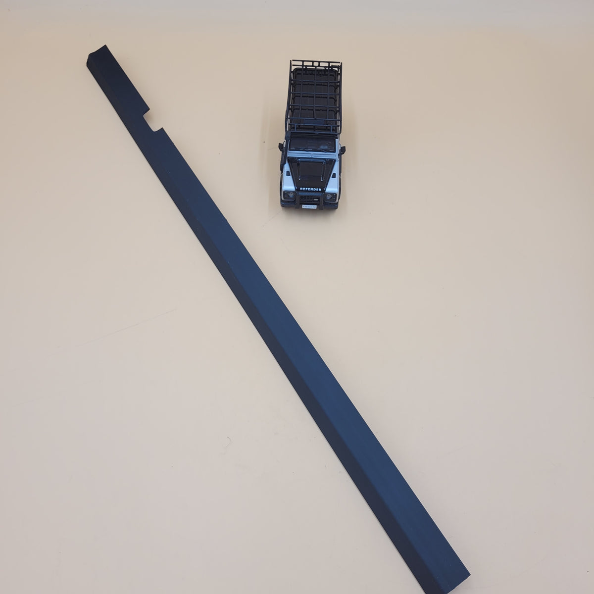 LR DEFENDER -16 Middle/Rear Side Door RH Outer Waist Seal ALR5982