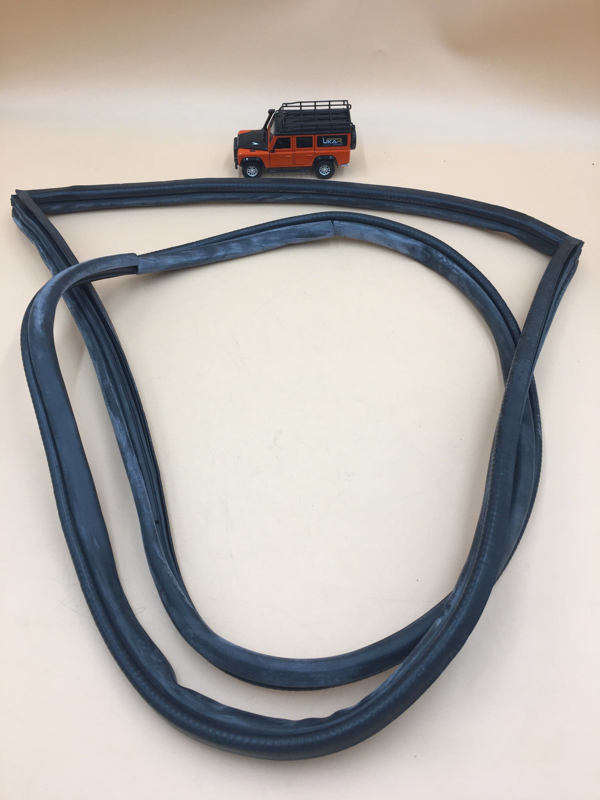 LR DISCOVERY II Rear LH Door Seal CFE500610