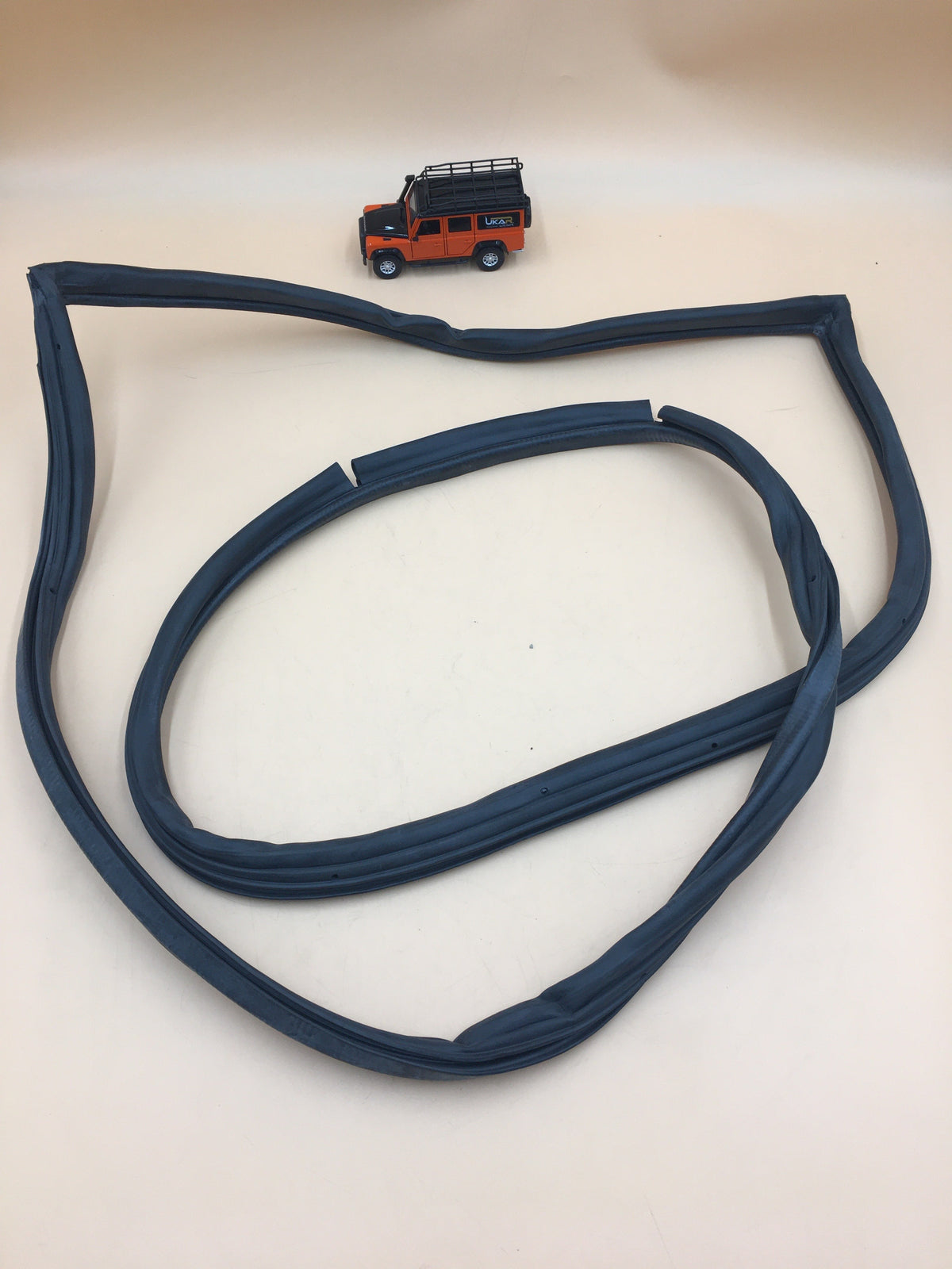 LR DISCOVERY II REAR DOOR PRIMARY SEAL RIGHT RH CFE500600
