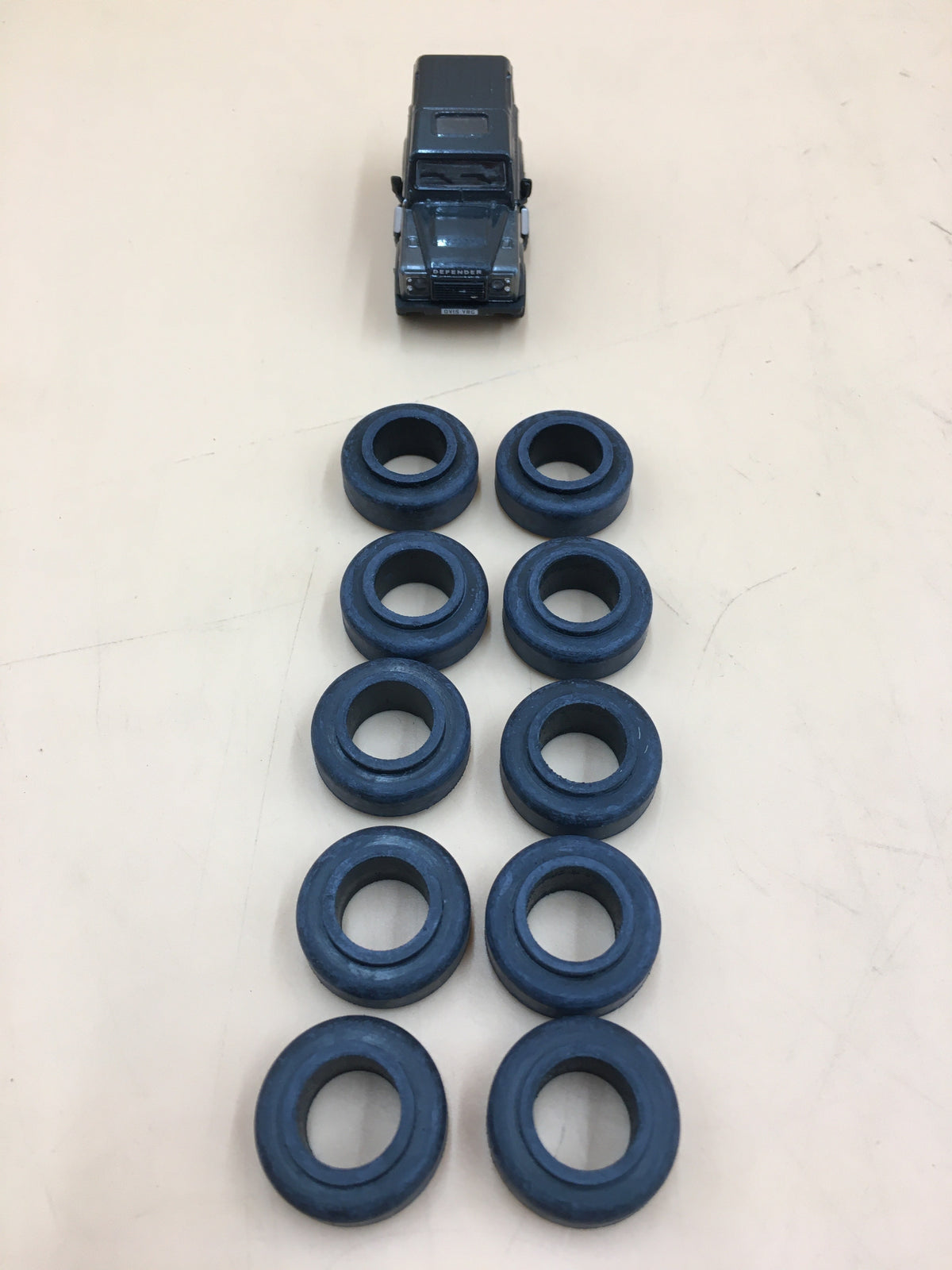 SET X 10 LR SERIES DEFENDER Fuel Tank Mounting Rubber 90508545