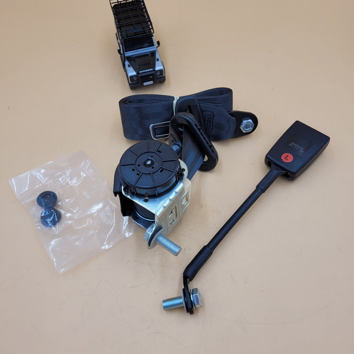 LAND ROVER FRONT SEAT BELT KIT LEFT DEFENDER 87-15 MXC5493