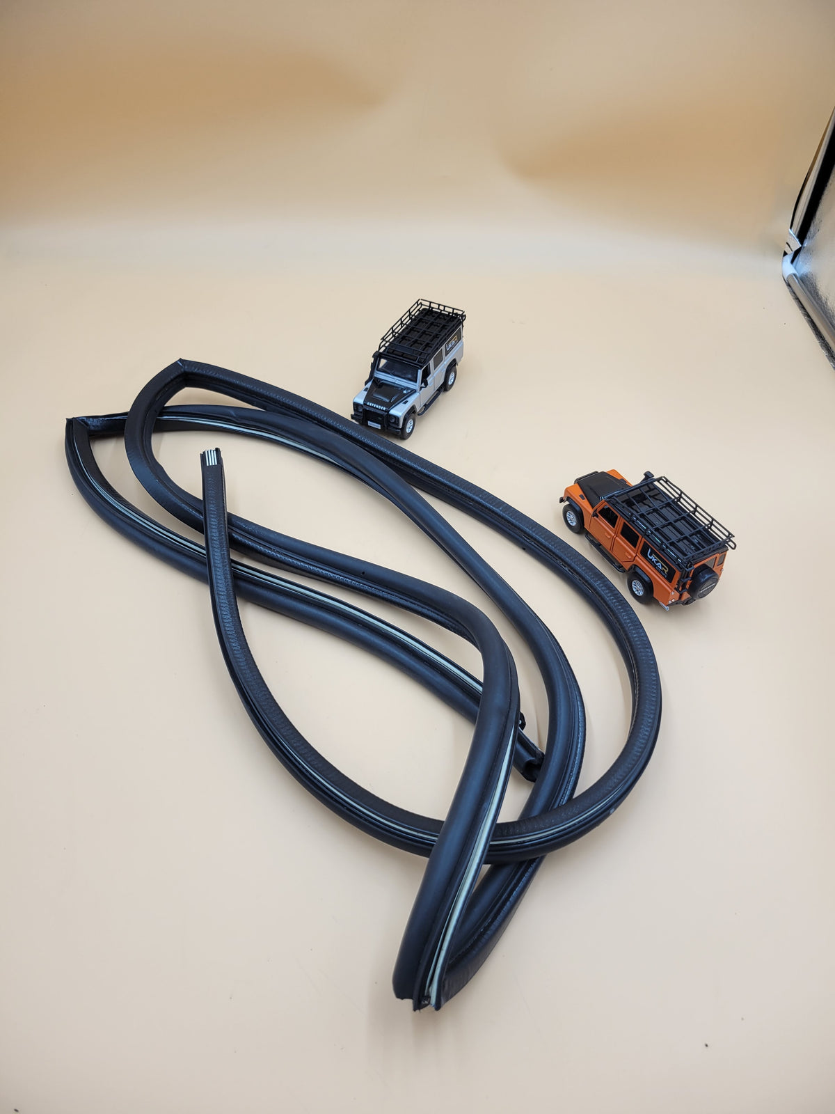 LR DEFENDER -16 Rear Left Door Seal LR077683