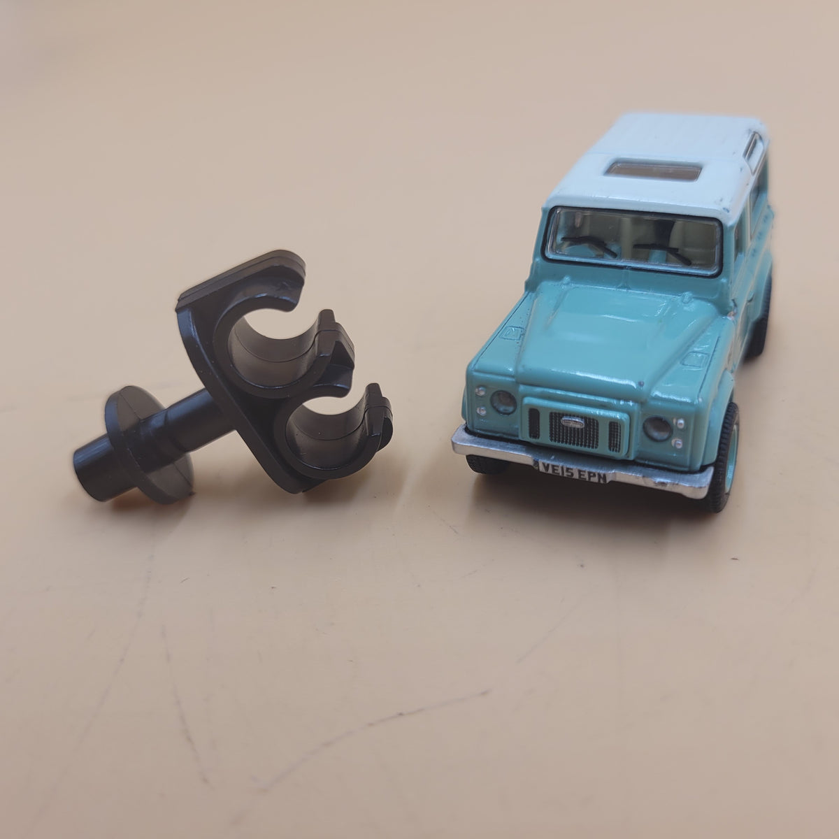 LR DEFENDER Petrol Models Double Fuel Pipe Clip 79158