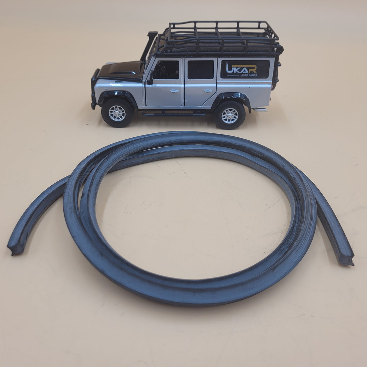 LR SERIES / DEFENDER -16 Filler Strip Rear Window CHB500050