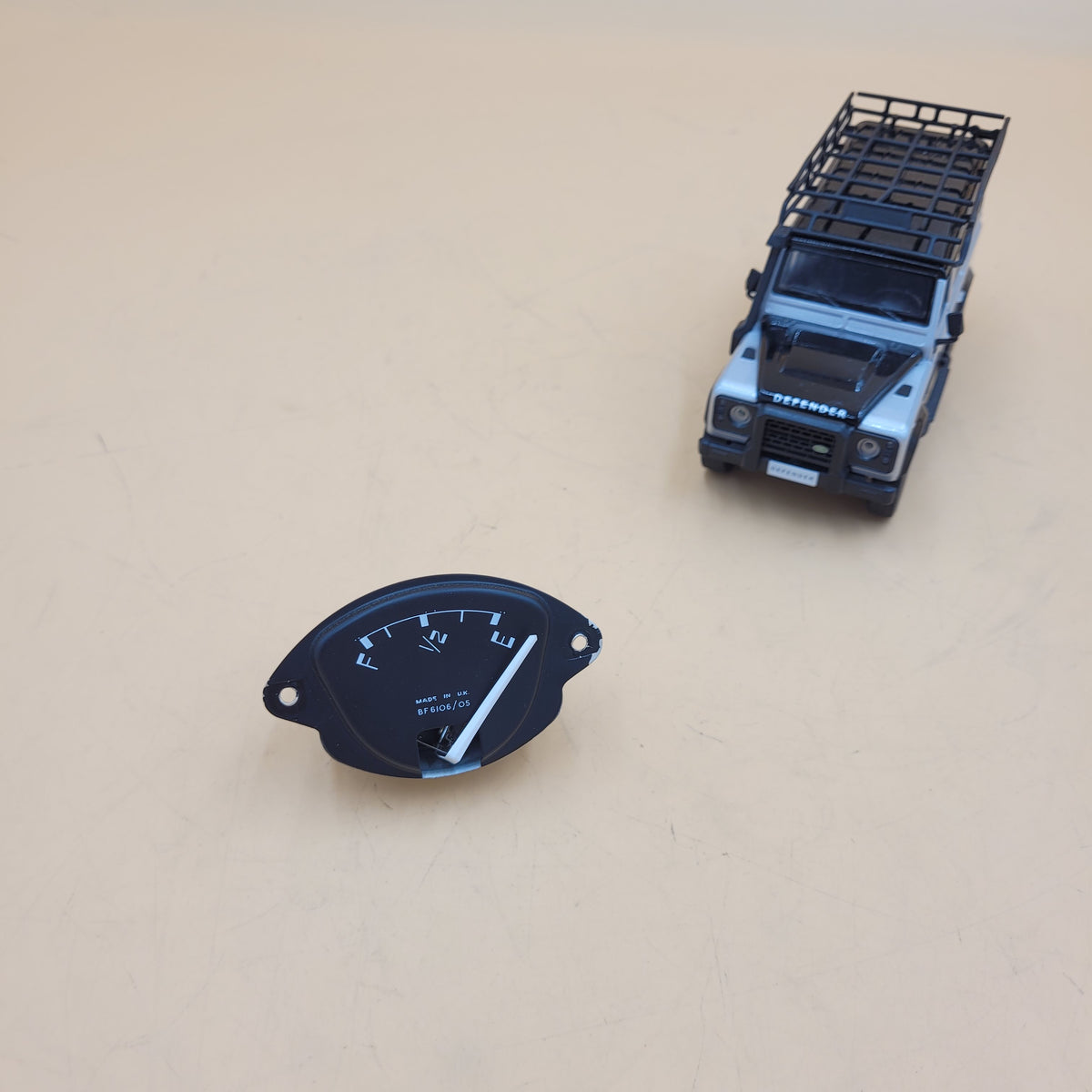 LR SERIES 67-84 OEM FUEL GAUGE 555835