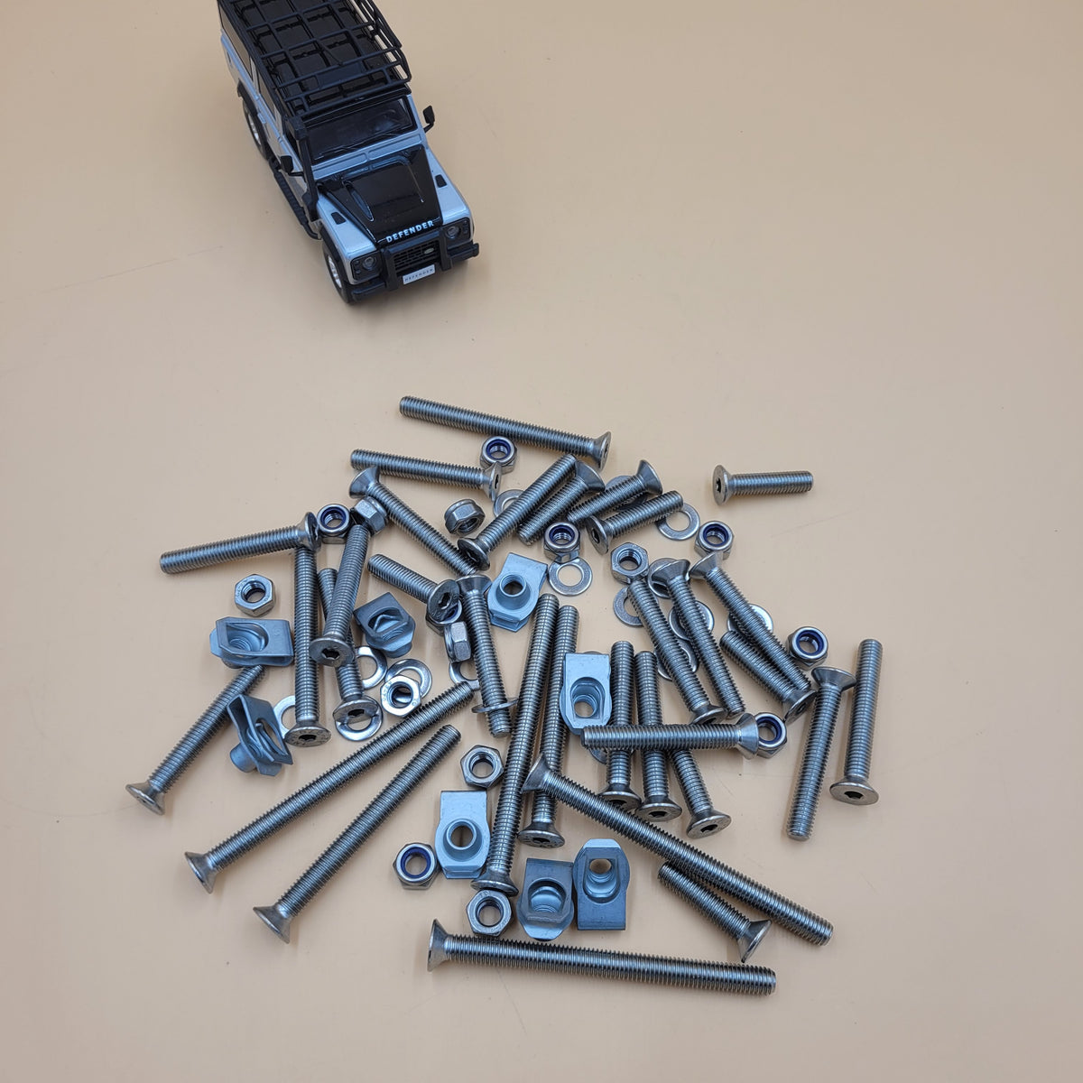 DEFENDER UP TO 2006 REAR SAFARI DOOR STAINLESS STEEL BOLT KIT DA1134