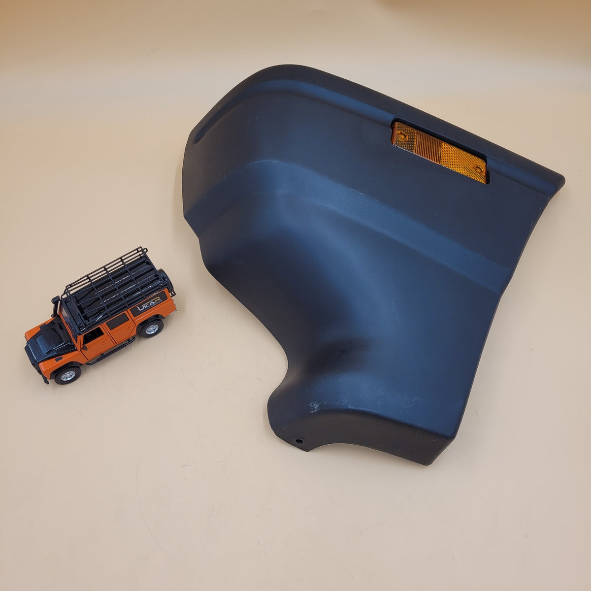 LR DISCOVERY I Bumper End Cap NAS Front RH AWR2992PMD