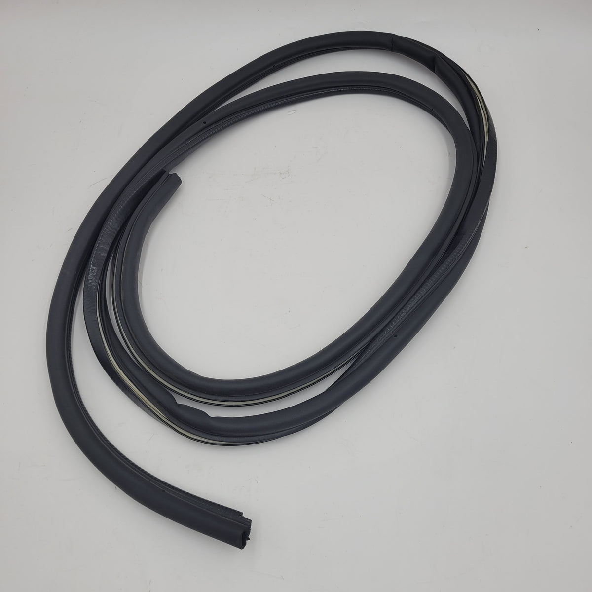 LR DEFENDER REAR LOAD/TAIL DOOR SEAL LR044314