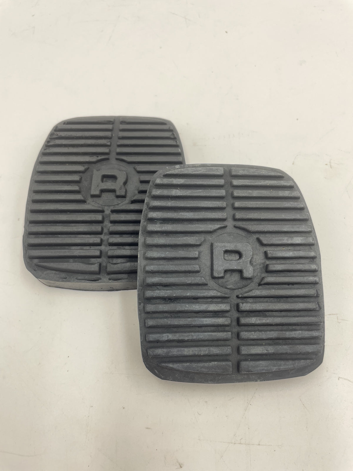 Land Rover Discovery 1 / Discover 2 Rang Rover Classic pair of brake clutch pedal rubbers part 575818