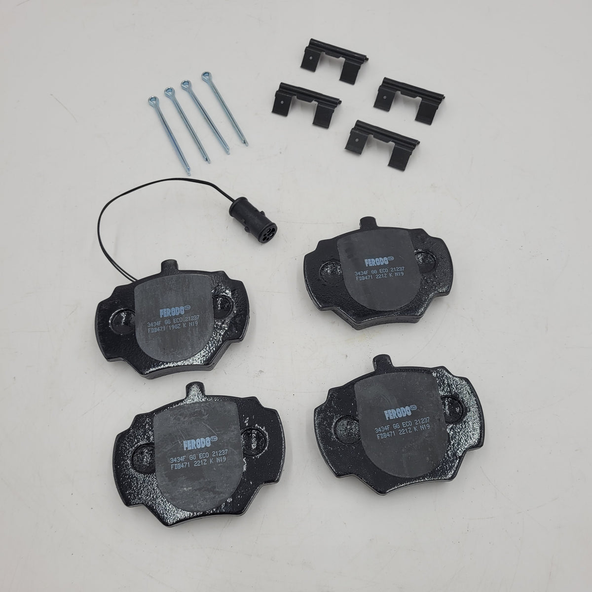 LR DEFENDER DISCOVERY I RRC REAR BRAKE PADS WITH SENSOR SFP500200F