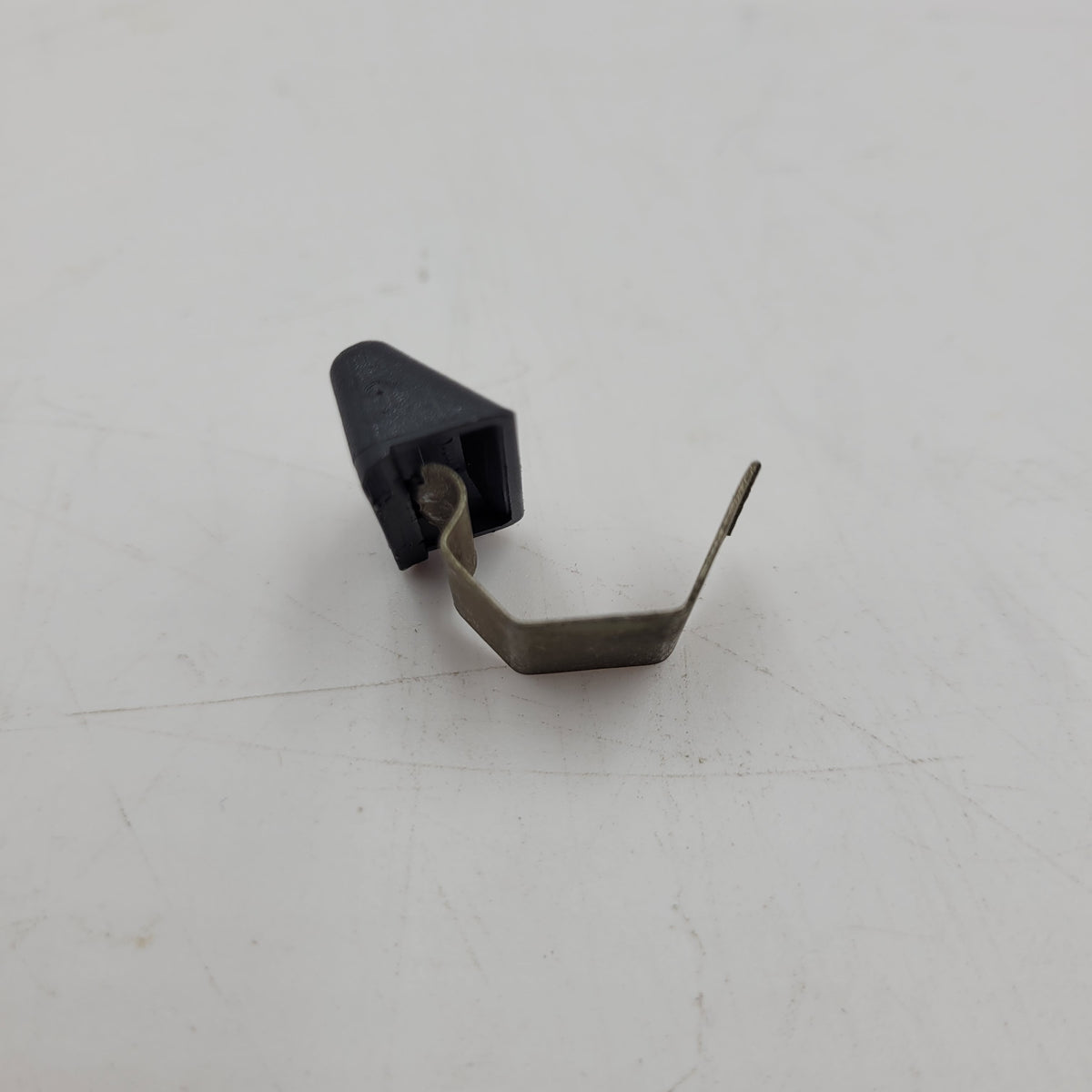 LR DISCOVERY I/II / RR Classic Button Window Guide Part CUC100140G
