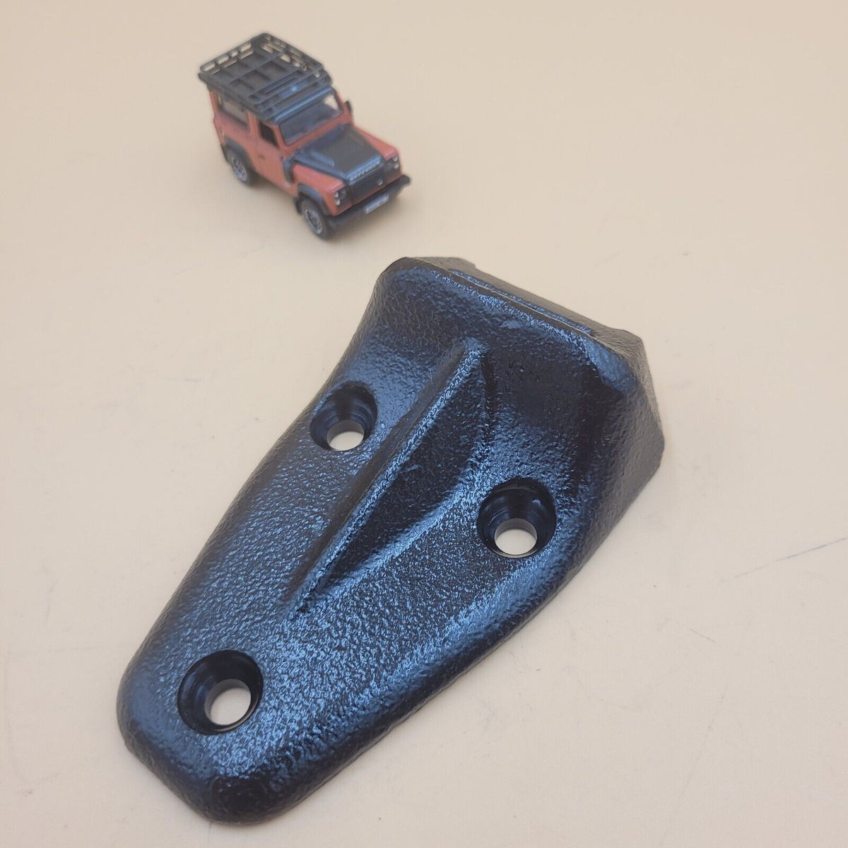 LR DEFENDER up to -16 Bonnet Hinge AHU710010