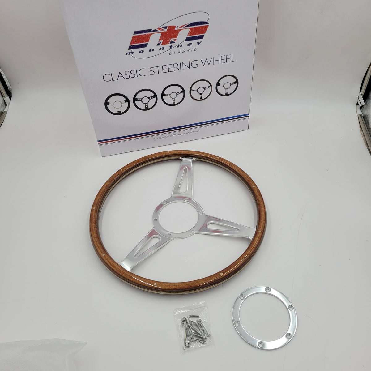 LR SERIES / DEFENDER MOUNTNEY STEERING WHEEL 15” 3 spoke Part DA4877