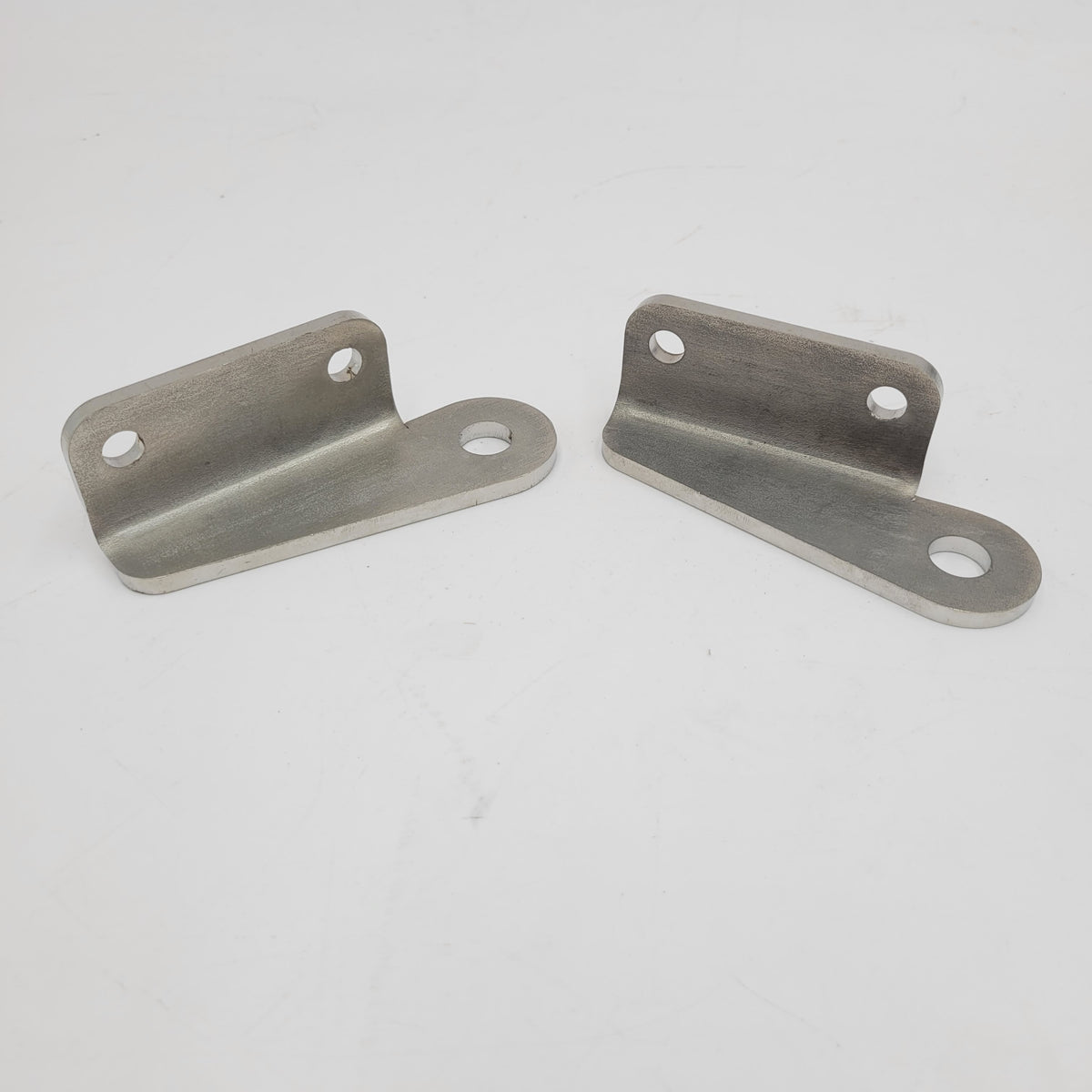 LR SERIES / DEFENDER -16 REAR TAILGATE HINGE TO CHASSIS BRACKET PAIR YRM1045F
