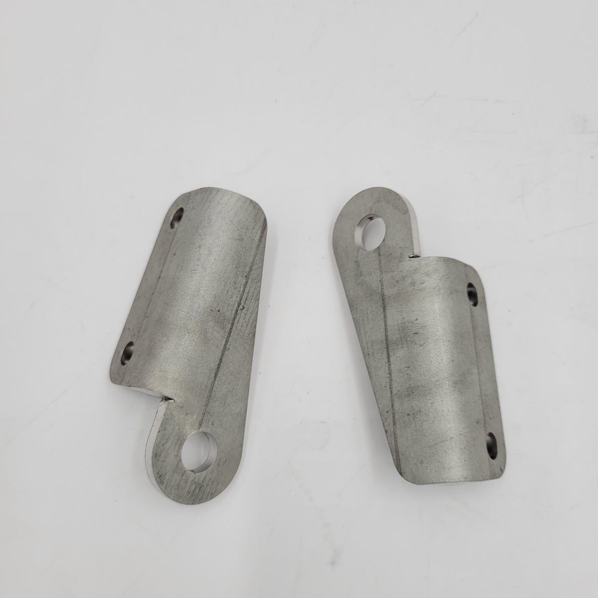 LR SERIES / DEFENDER -16 REAR TAILGATE HINGE TO CHASSIS BRACKET PAIR YRM1045F