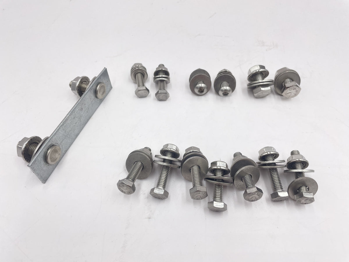STAINLESS STEEL REAR SAFARI DOOR BOLT KIT – LR DEFENDER & SERIES 2 & 3 YRM1006