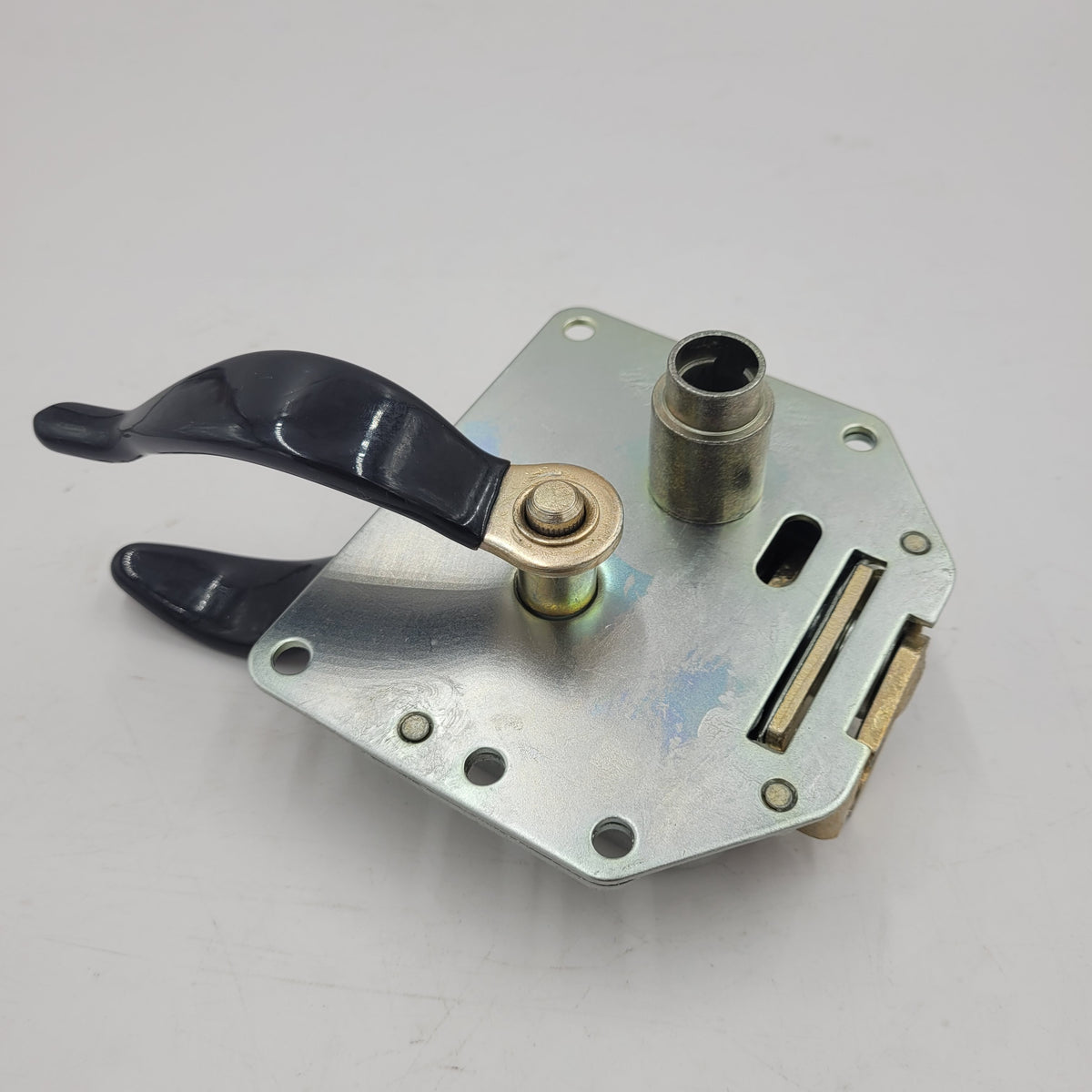 LR Series III 88/109' Front Left Door Lock FQJ103850