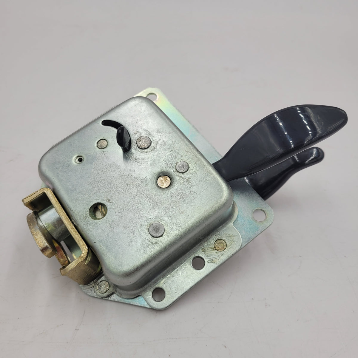 LR Series III 88/109' Front Left Door Lock FQJ103850