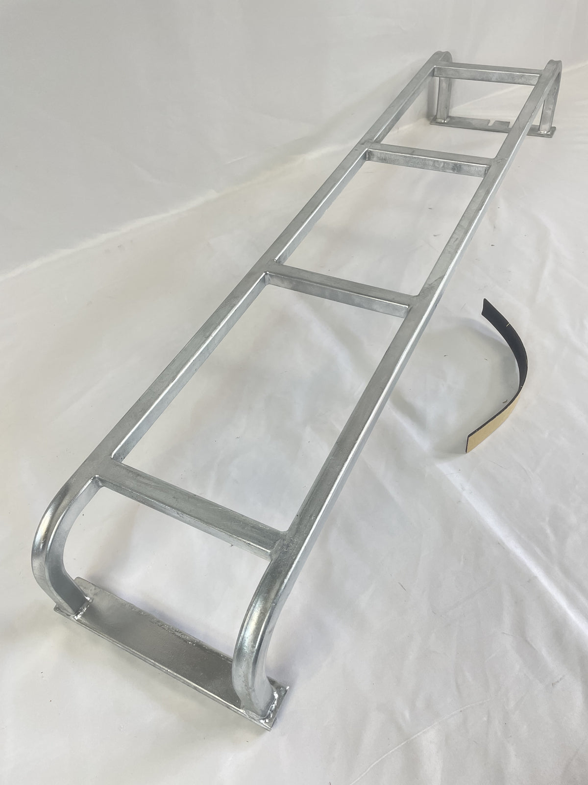 LR SERIES DEFENDER 90/110' -16 Galvanized Rear Ladder DA1089